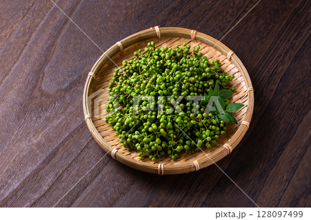 ざるに盛った山椒の実 ざるに盛った山椒の実 128097499