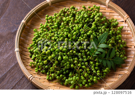 ざるに盛った山椒の実 128097516