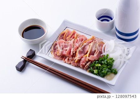 鶏のたたきと日本酒 128097543