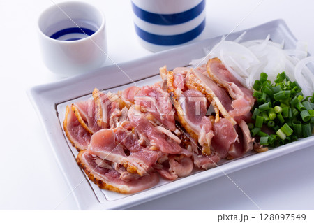 鶏のたたきと日本酒 128097549