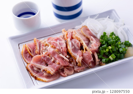 鶏のたたきと日本酒 鶏のたたきと日本酒 128097550