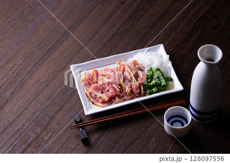 鶏のたたきと日本酒 128097556