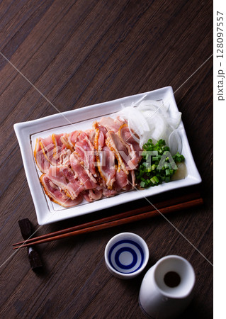 鶏のたたきと日本酒 128097557