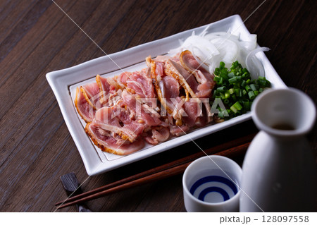 鶏のたたきと日本酒 128097558