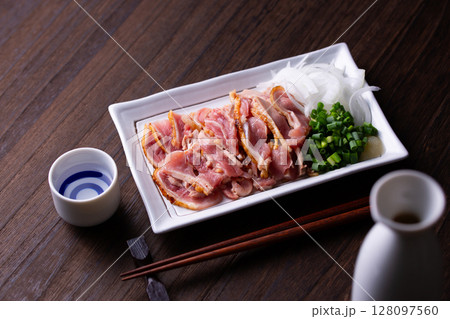 鶏のたたきと日本酒 鶏のたたきと日本酒 128097560