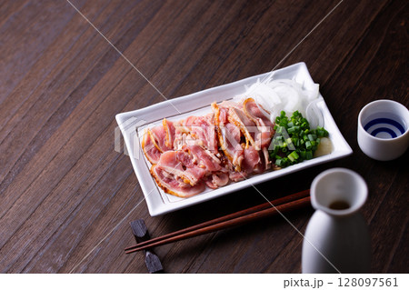 鶏のたたきと日本酒 鶏のたたきと日本酒 128097561