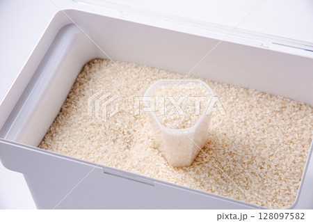 米びつと計量カップ 128097582