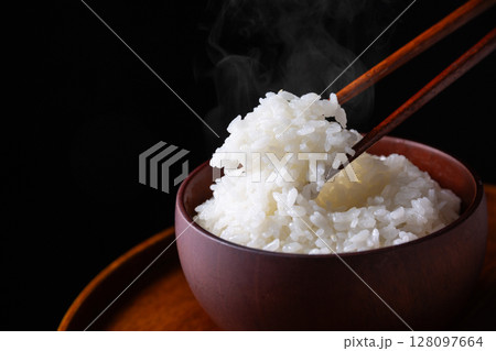 黒背景に白いご飯 黒背景に白いご飯 128097664