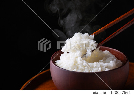 黒背景に白いご飯 黒背景に白いご飯 128097666