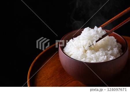 黒背景に白いご飯 128097671