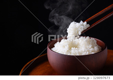 黒背景に白いご飯 黒背景に白いご飯 128097673