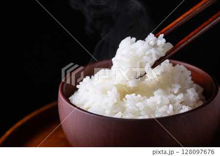 黒背景に白いご飯 128097676