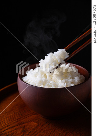 黒背景に白いご飯 128097678