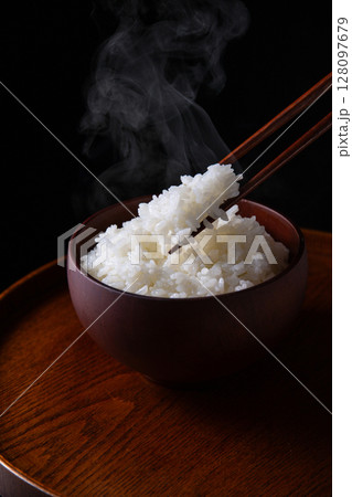 黒背景に白いご飯 128097679