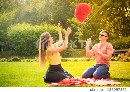 Couple with big heart on picnic 128097855