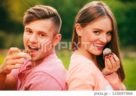 Lovers with muffins outdoor Lovers with muffins outdoor 128097866