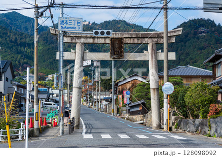 坂本の歴史的な寺町にある日吉大社石鳥居と比叡山を望む街並み。滋賀県、大津市、坂本 128098092