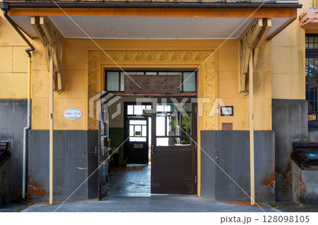 比叡山、坂本ケーブルの山頂駅、登録有形文化財のケーブル延暦寺駅舎。滋賀県、大津市、坂本 128098105