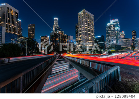 アメリカ　ロサンゼルスのダウンタウンの街並みと夜景 128099404