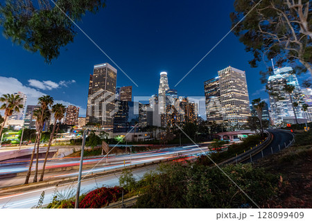 アメリカ　ロサンゼルスのダウンタウンの街並みと夜景 128099409