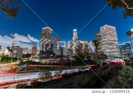 アメリカ ロサンゼルスのダウンタウンの街並みと夜景 アメリカ ロサンゼルスのダウンタウンの街並みと夜景 128099418