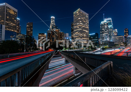 アメリカ ロサンゼルスのダウンタウンの街並みと夜景 アメリカ ロサンゼルスのダウンタウンの街並みと夜景 128099422