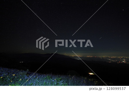 霧降高原 キスゲ平園地 小丸山展望台からの夜景と満天の星空 霧降高原 キスゲ平園地 小丸山展望台からの夜景と満天の星空 128099537