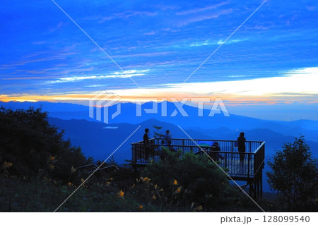 霧降高原 キスゲ平園地 天空回廊頂上の小丸山展望台 128099540