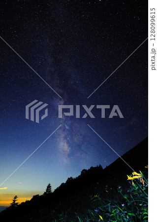 天の川銀河とニッコウキスゲ 128099615