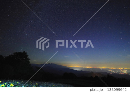 日光霧降高原 キスゲ平園地 天空回廊からの満天の星空と日光市夜景 128099642