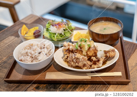 唐揚げ定食と健康的な雑穀ごはん 128100202
