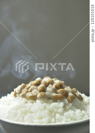 湯気の立ち昇る温かい納豆ご飯 湯気の立ち昇る温かい納豆ご飯 128101018
