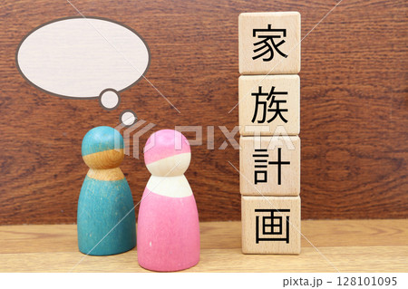 家族計画を考える夫婦のイメージ。出産や育児の検討。 家族計画を考える夫婦のイメージ。出産や育児の検討。 128101095