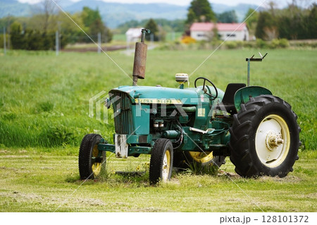 レトロなトラクター 128101372