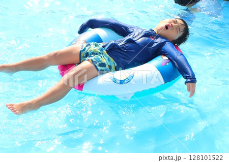 プールで遊ぶ男の子 128101522