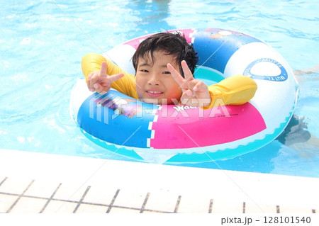 プールで遊ぶ男の子 プールで遊ぶ男の子 128101540