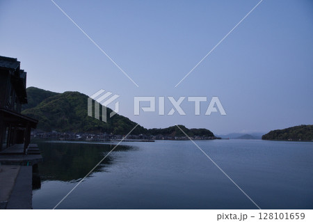 海の京都　白み始めた空が美しい伊根湾と舟屋群2 128101659