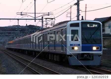 早朝の武蔵丘車両基地より出庫する西武池袋線6000系電車（東京メトロ線直通） 128102019