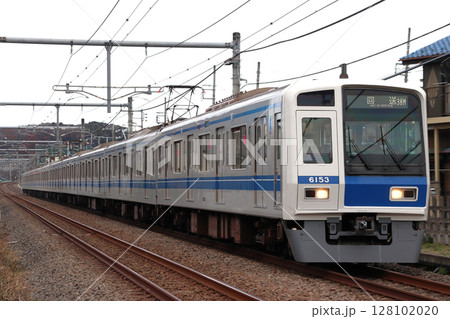 早朝の武蔵丘車両基地より出庫する西武池袋線6000系アルミ車（東京メトロ線直通） 128102020