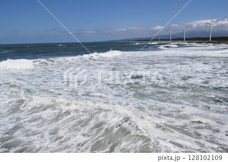 日本海の荒波 庄内海岸 128102109
