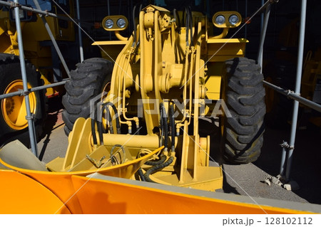 雪国で待機中の除雪車 雪国で待機中の除雪車 128102112