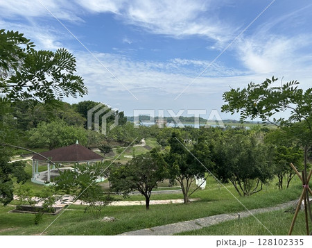 台湾の台南市にある烏山頭ダムの記念公園の風景と遠くに見えるダムです。 台湾の台南市にある烏山頭ダムの記念公園の風景と遠くに見えるダムです。 128102335