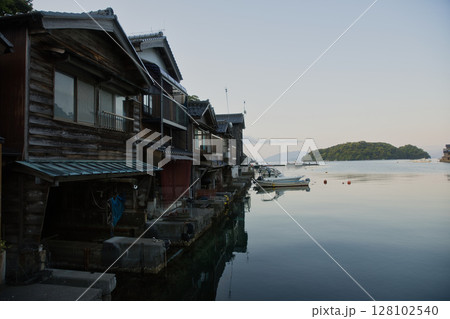 海の京都 伊根浦公園から見る舟屋群と青島2 海の京都 伊根浦公園から見る舟屋群と青島2 128102540