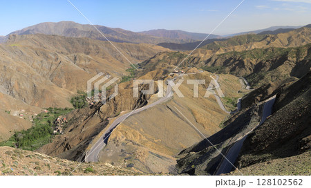 モロッコ アトラス山脈ルート マラケッシュからワルザザードへの道の風景 モロッコ アトラス山脈ルート マラケッシュからワルザザードへの道の風景 128102562