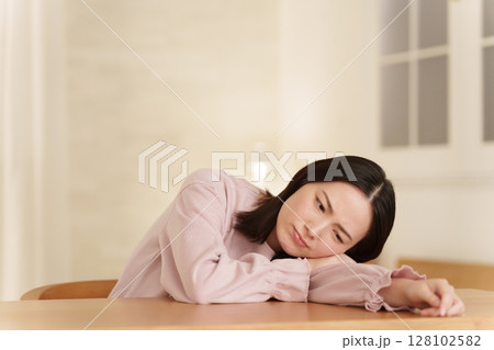 夜落ち込む女性 夜落ち込む女性 128102582