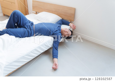 寝相が悪い男性 128102587