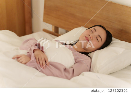 夜ベッドで寝る女性 128102592