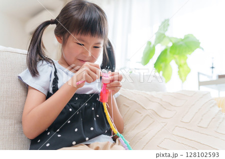 手芸をする子供 手芸をする子供 128102593