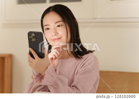 夜中にスマホを見る女性 夜中にスマホを見る女性 128102600