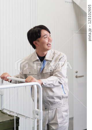 倉庫で働く男性作業員 128102605